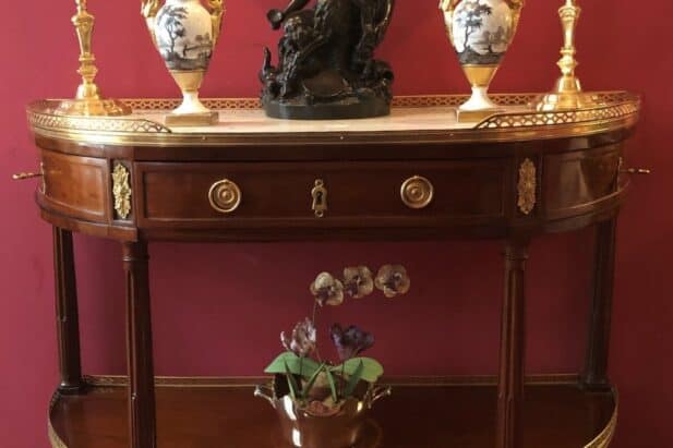 Ensemble d'antiquités présentés sur une console Louis XVI