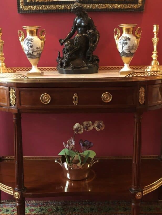 Ensemble d'antiquités présentés sur une console Louis XVI