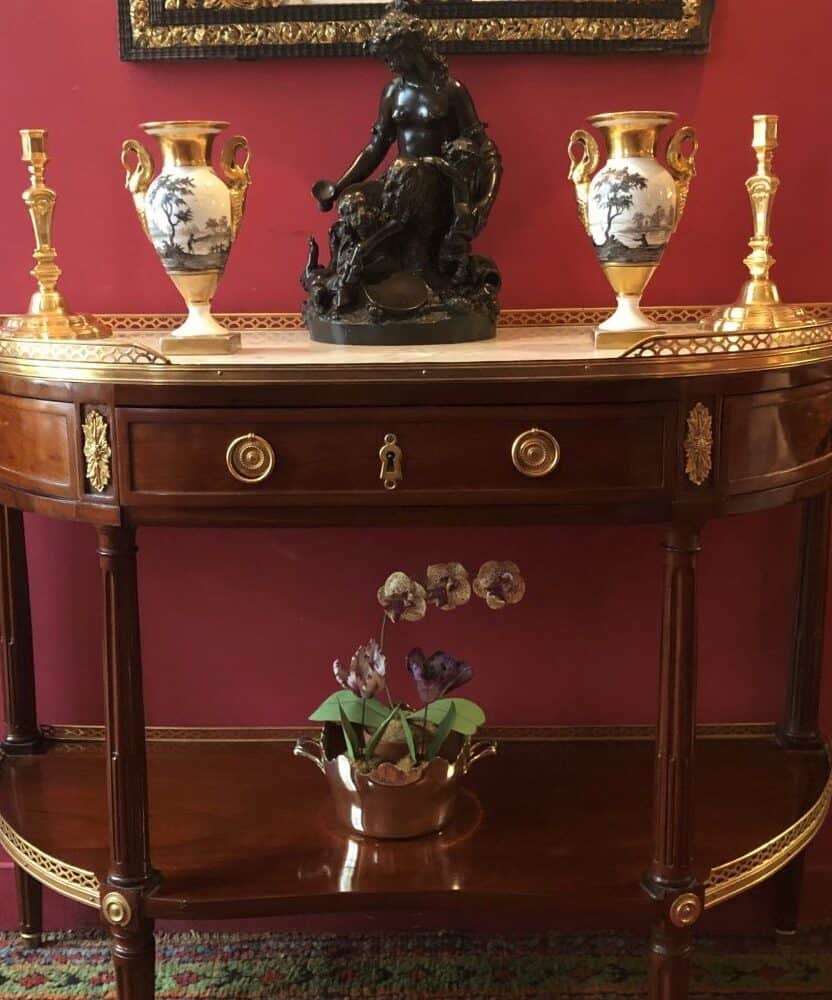 Ensemble d'antiquités présentés sur une console Louis XVI