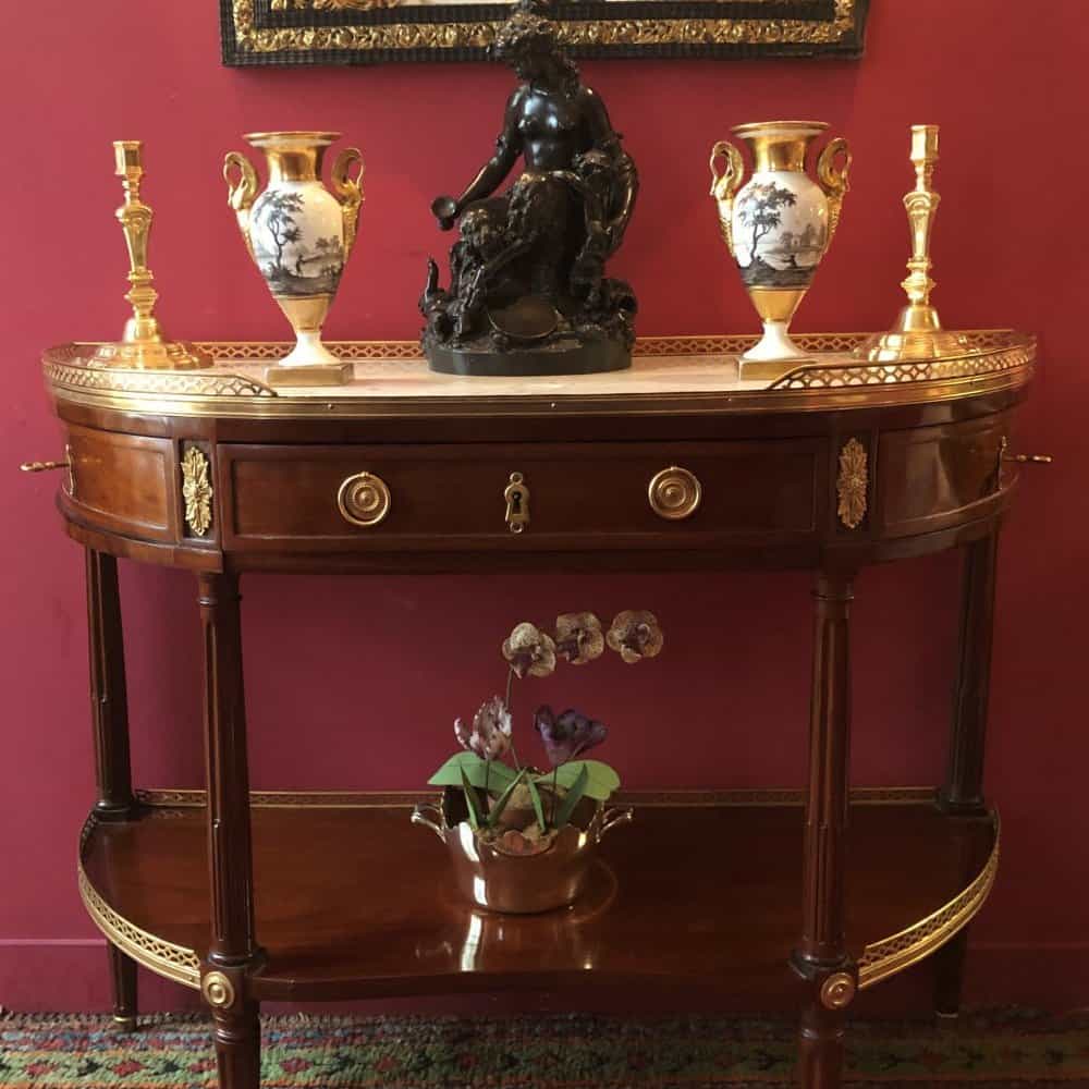 Ensemble d'antiquités présentés sur une console Louis XVI