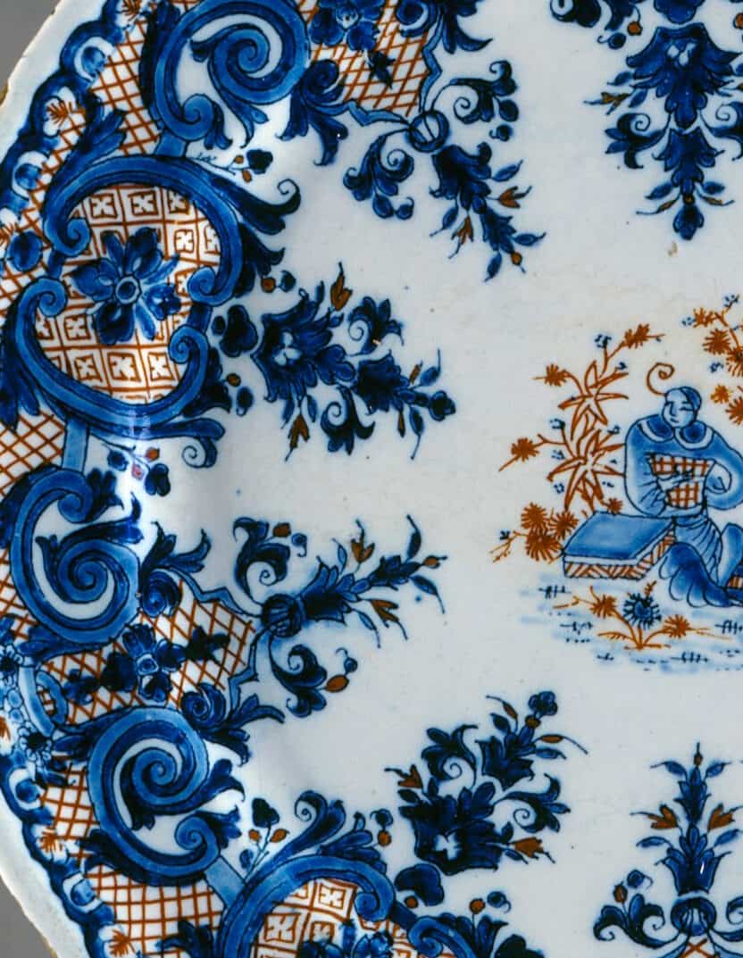 détail d'une assiette en faïence de Rouen