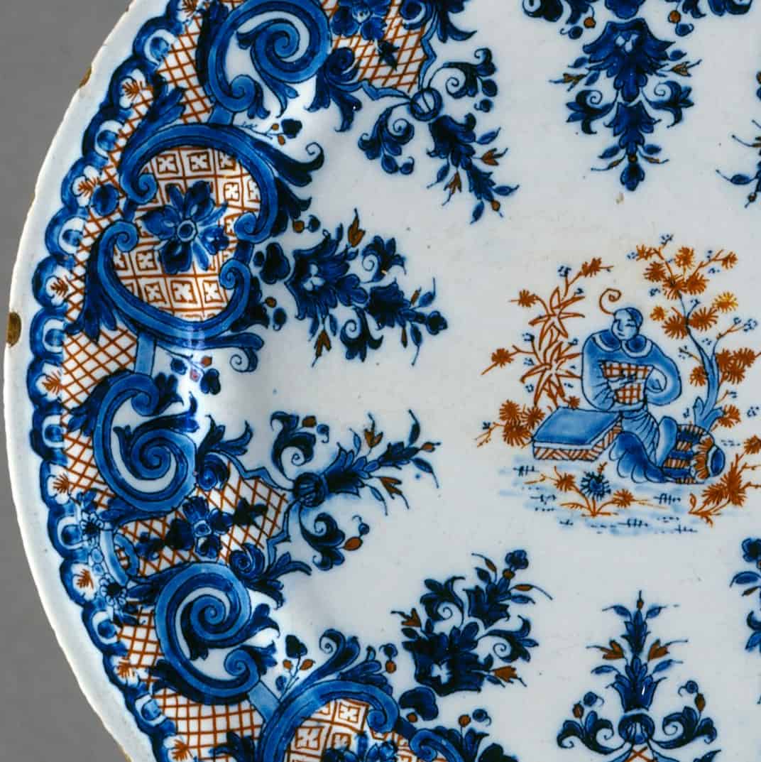 détail d'une assiette en faïence de Rouen