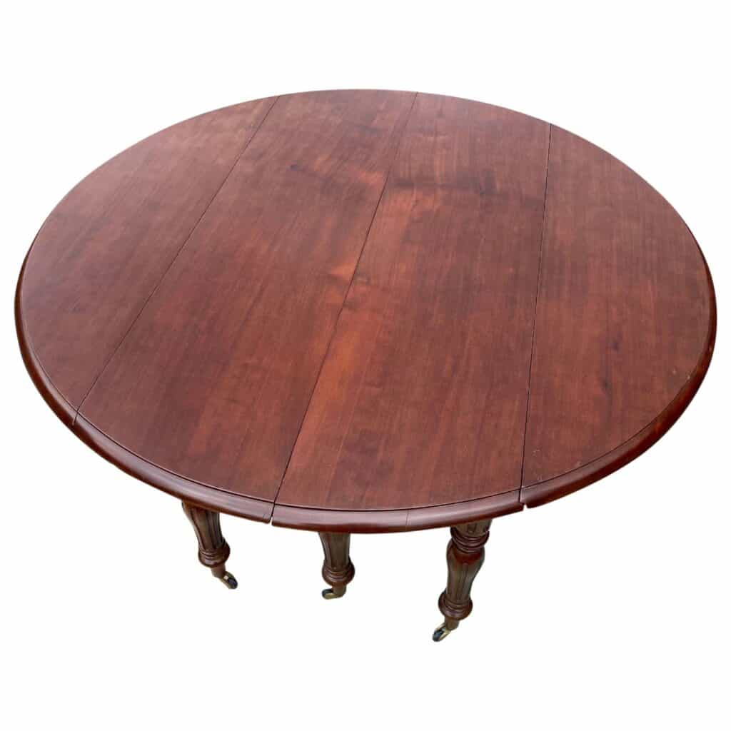 Table en acajou Louis Philippe. SIx pieds. Allonges médianes. 