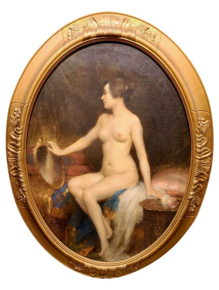 Femme nue assise sur un pan de lit se contemple dans un petit miroir doré.