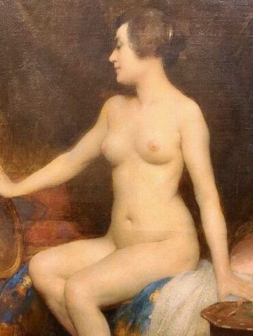 Femme nue assise sur un pan de lit se contemple dans un petit miroir doré.