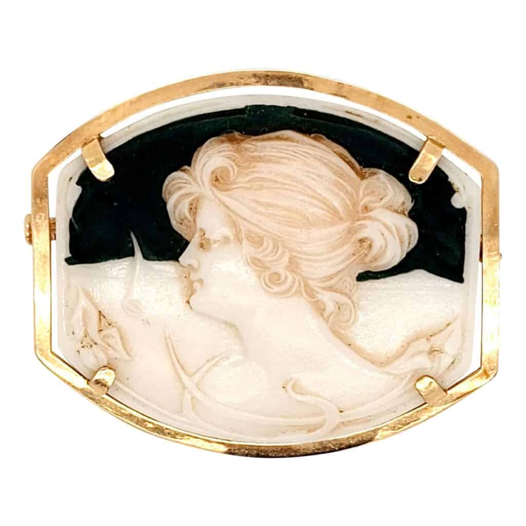 Camée en pâte de verre, monture en or jaune, art nouveau