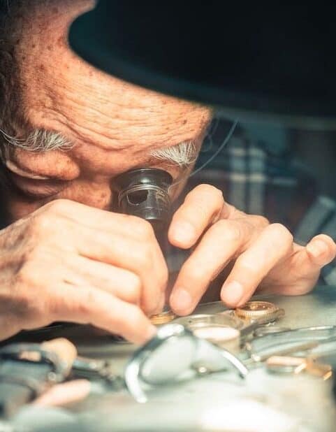 Bijoutier regardant un objet à la loupe