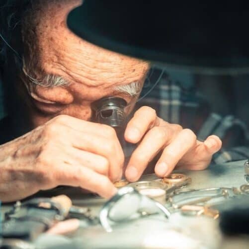 Bijoutier regardant un objet à la loupe