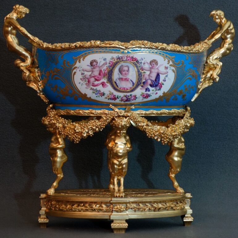 Bassin en Sèvres du XVIIIe, par la galerie Antiquités Garnier