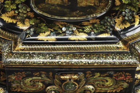 Détail table époque Napoléon III en papier mâché
