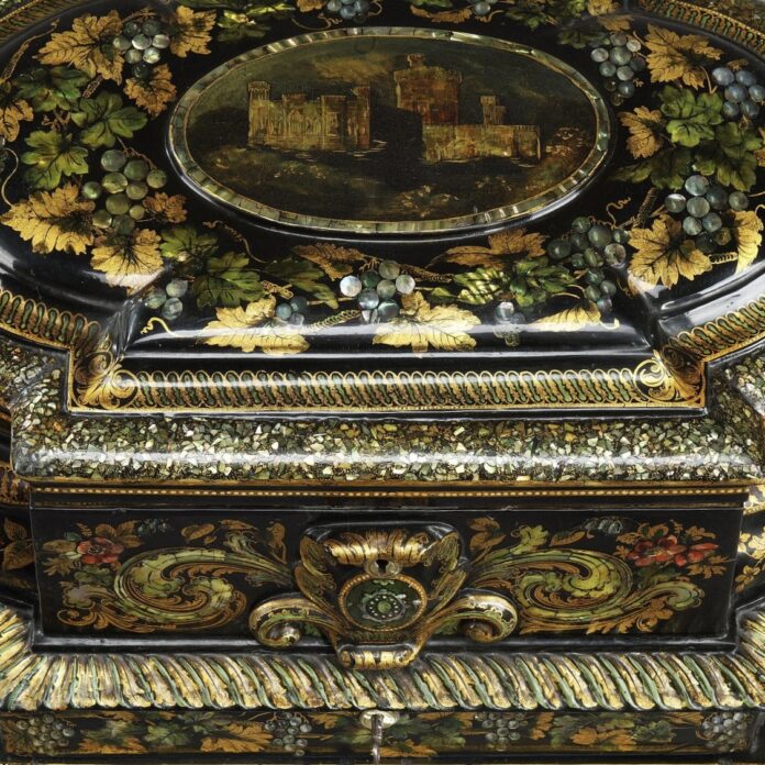 Détail table époque Napoléon III en papier mâché