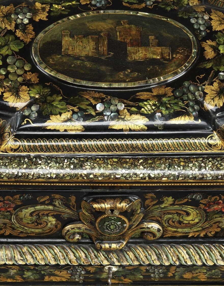 Détail table époque Napoléon III en papier mâché