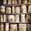 Cartons de tapisserie roulés sur des étagères