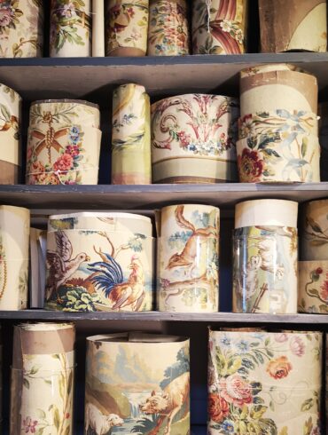 Cartons de tapisserie roulés sur des étagères