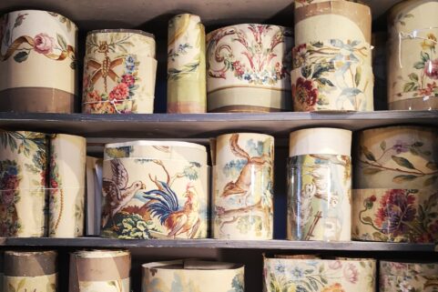 Cartons de tapisserie roulés sur des étagères