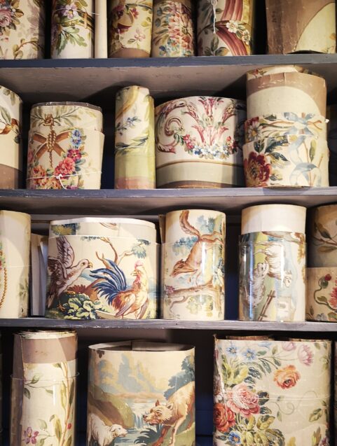 Cartons de tapisserie roulés sur des étagères