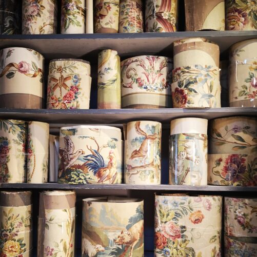 Cartons de tapisserie roulés sur des étagères