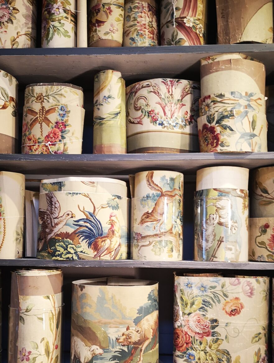 Cartons de tapisserie roulés sur des étagères