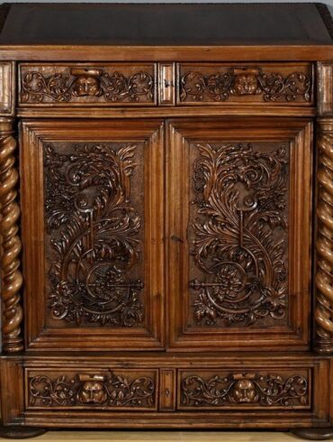Oratoire en Noyer massif, style Renaissance Neo-gothique – fin XIXe