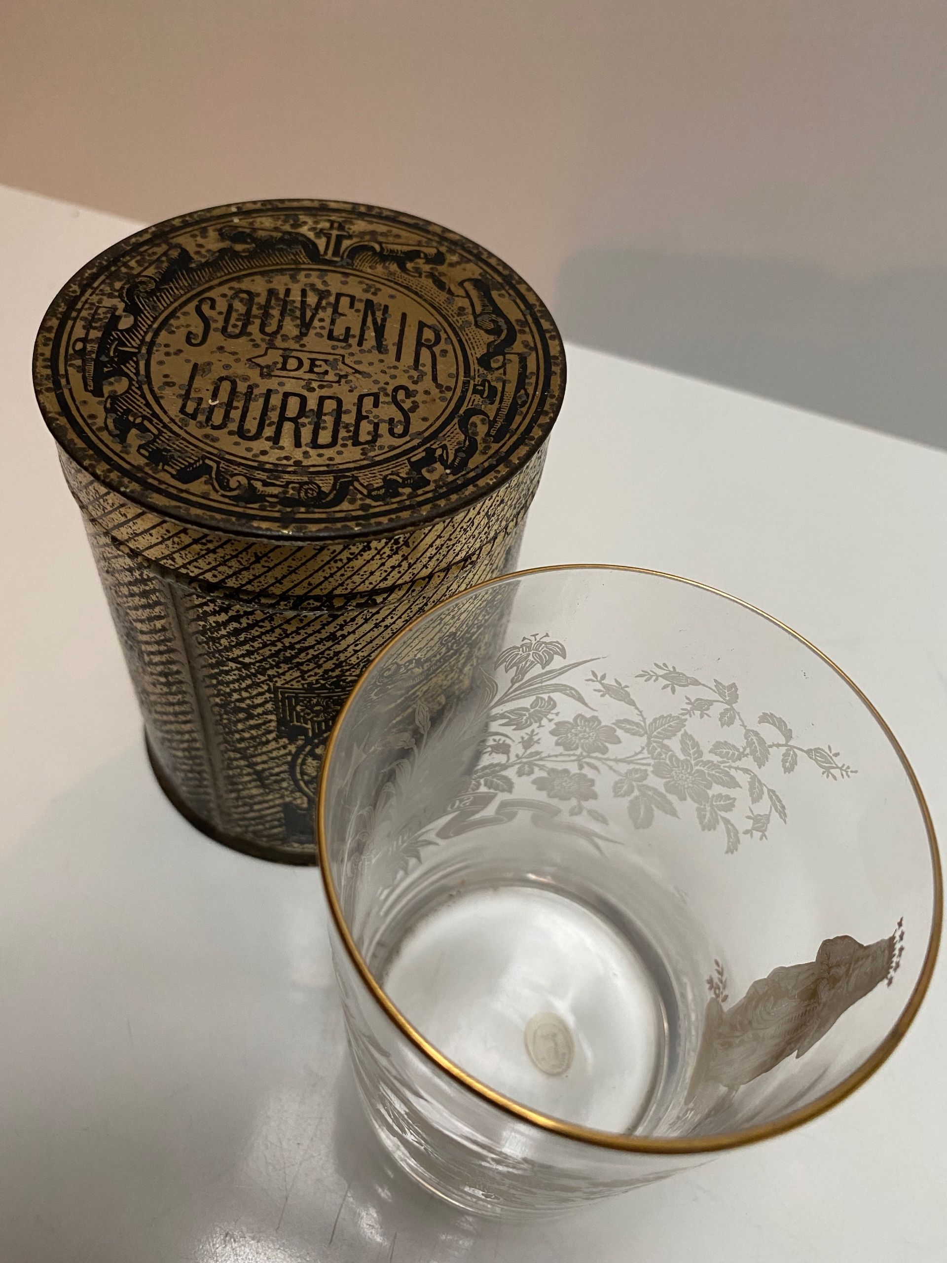 ancien presse papier octogonal en verre souvenir Lourdes début ou milieu XX  ème