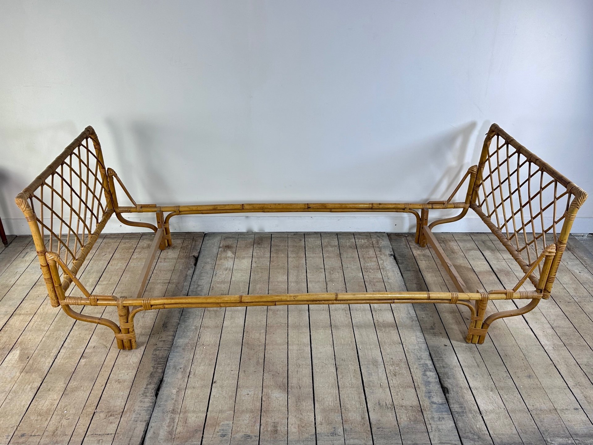 Bett aus Rattan und Bambus Vintage 1960 - Betten | Antikeo