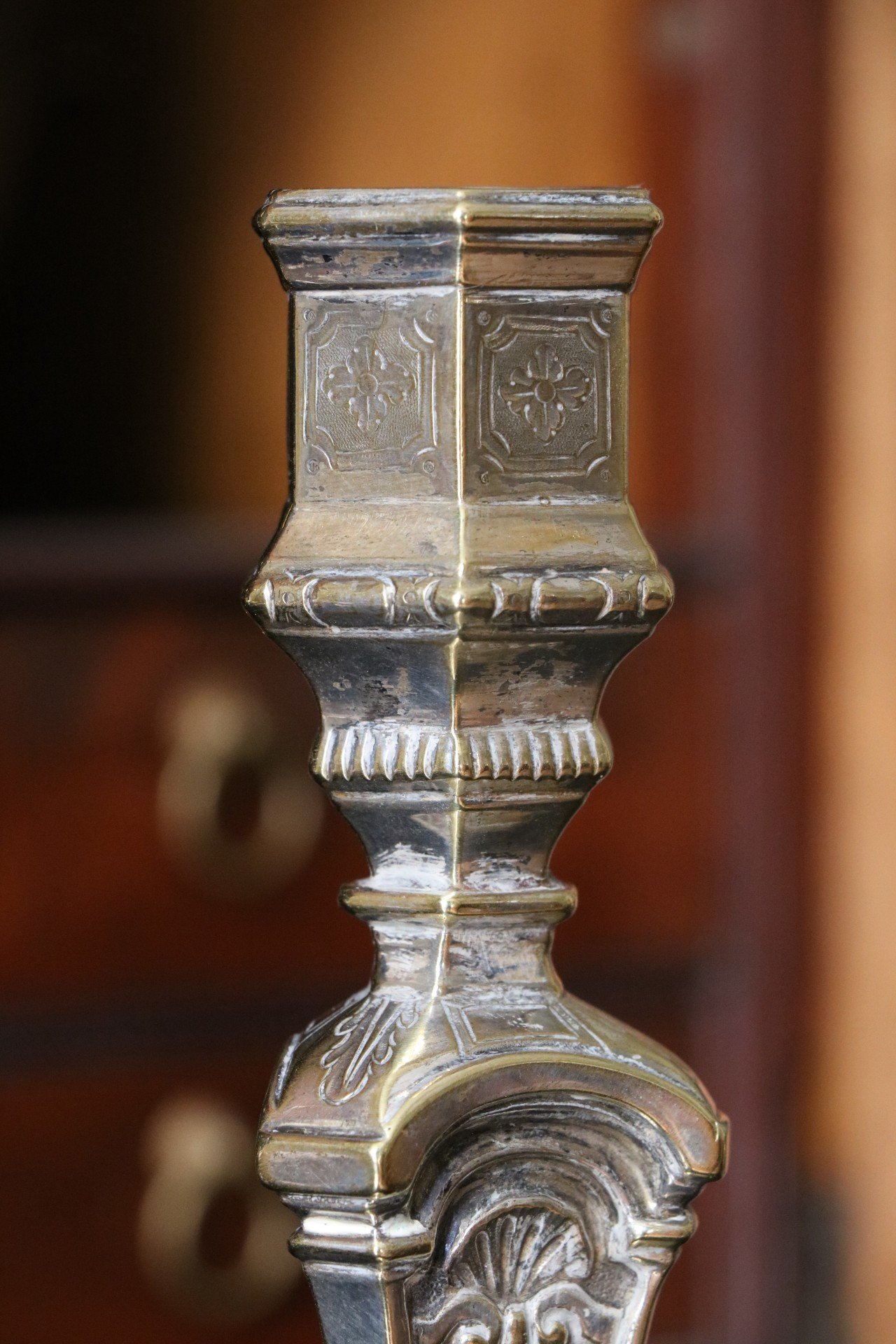 Paire De Bougeoirs Anciens En Métal Argenté, Style Religieux - Fabriqués En France