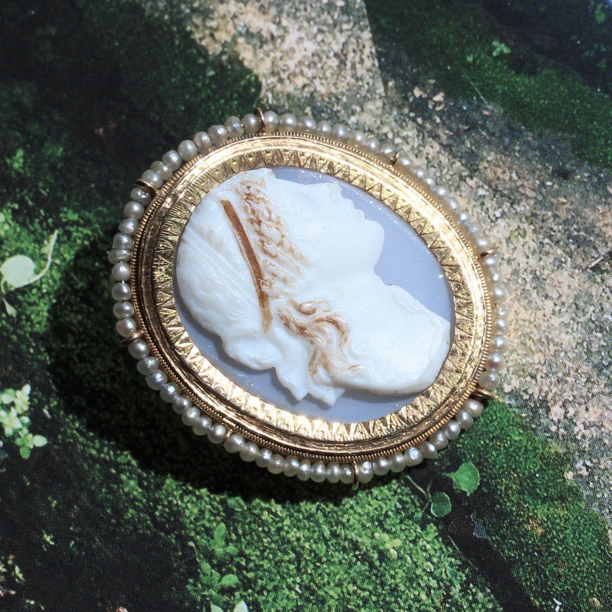 broche ronde couleur or camée profil féminin perle nacrée bijou vintage 3115