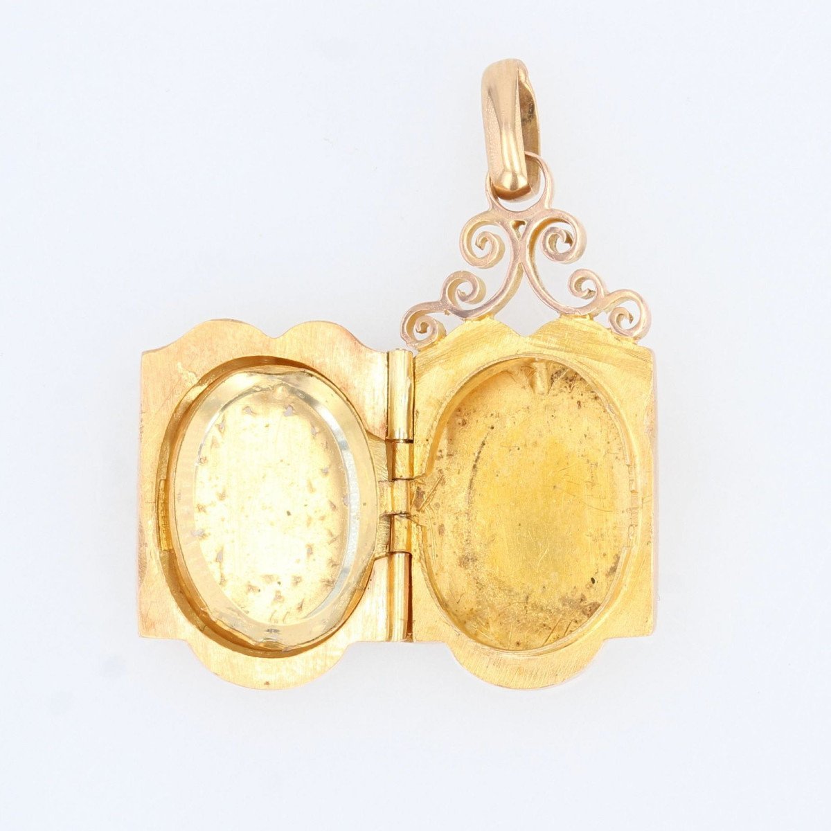 Pendentif Médaillon Vintage - Décor Rocaille Métal Doré - Ancien Bijou