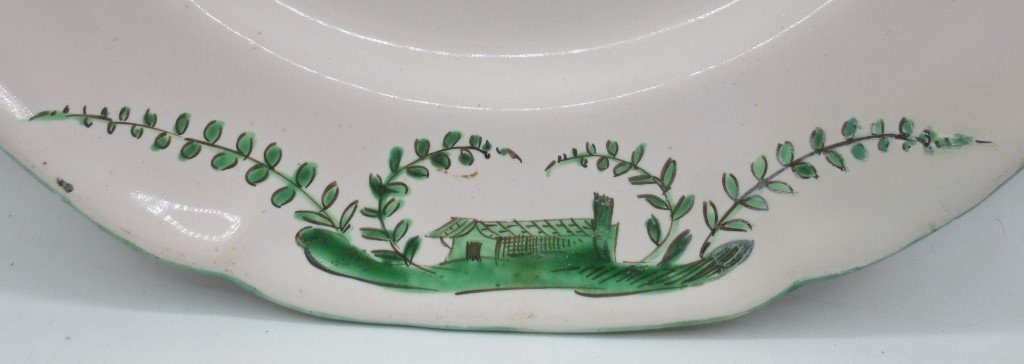 18th century Moustiers plate. - Plates, Faience | Antikeo