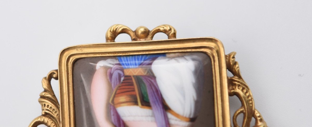 Broche Ancienne En émail - Portrait De Femme - Doré Et Alliage - Très Bon état (quelques Rayures Au Dos) - France