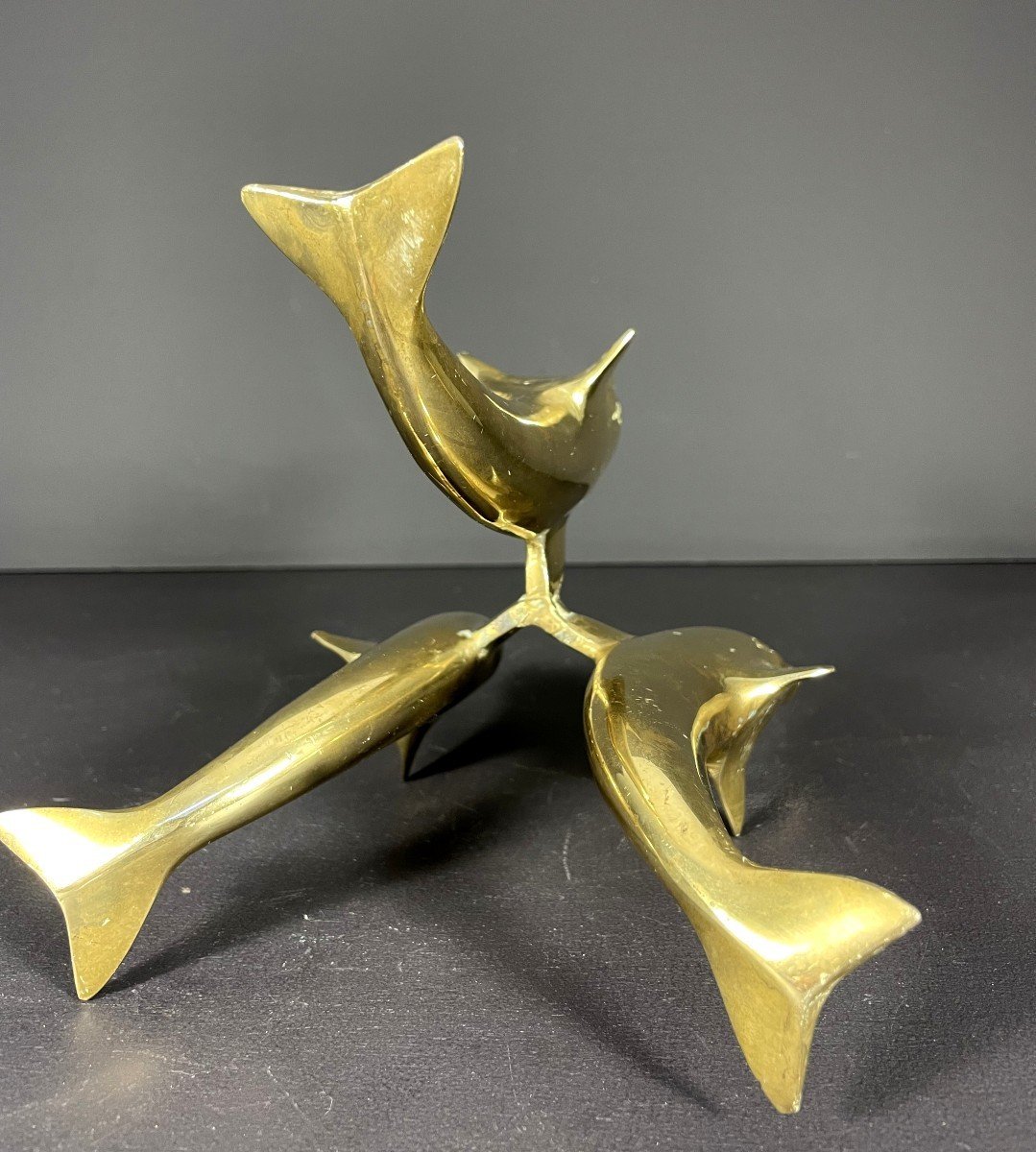 Oeuf d'autruche sur socle décoratif en marbre