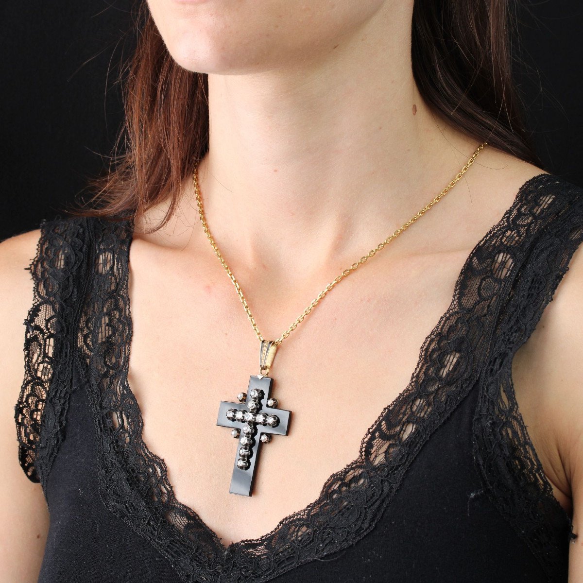 Ancienne Broche Croix En Métal Argenté Avec 11 Pierres Oxyde De Zirconium - Blanc, Bleu, Rouge - Occasion