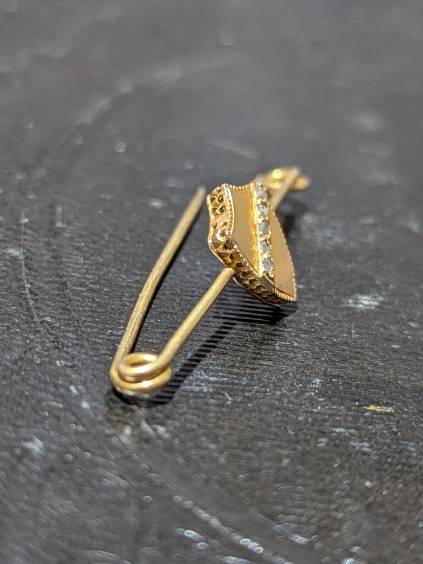 Petite Broche Ancienne En Forme De Dés à Jouer - Probablement En Or Jaune | Bijou Vintage Parfait état