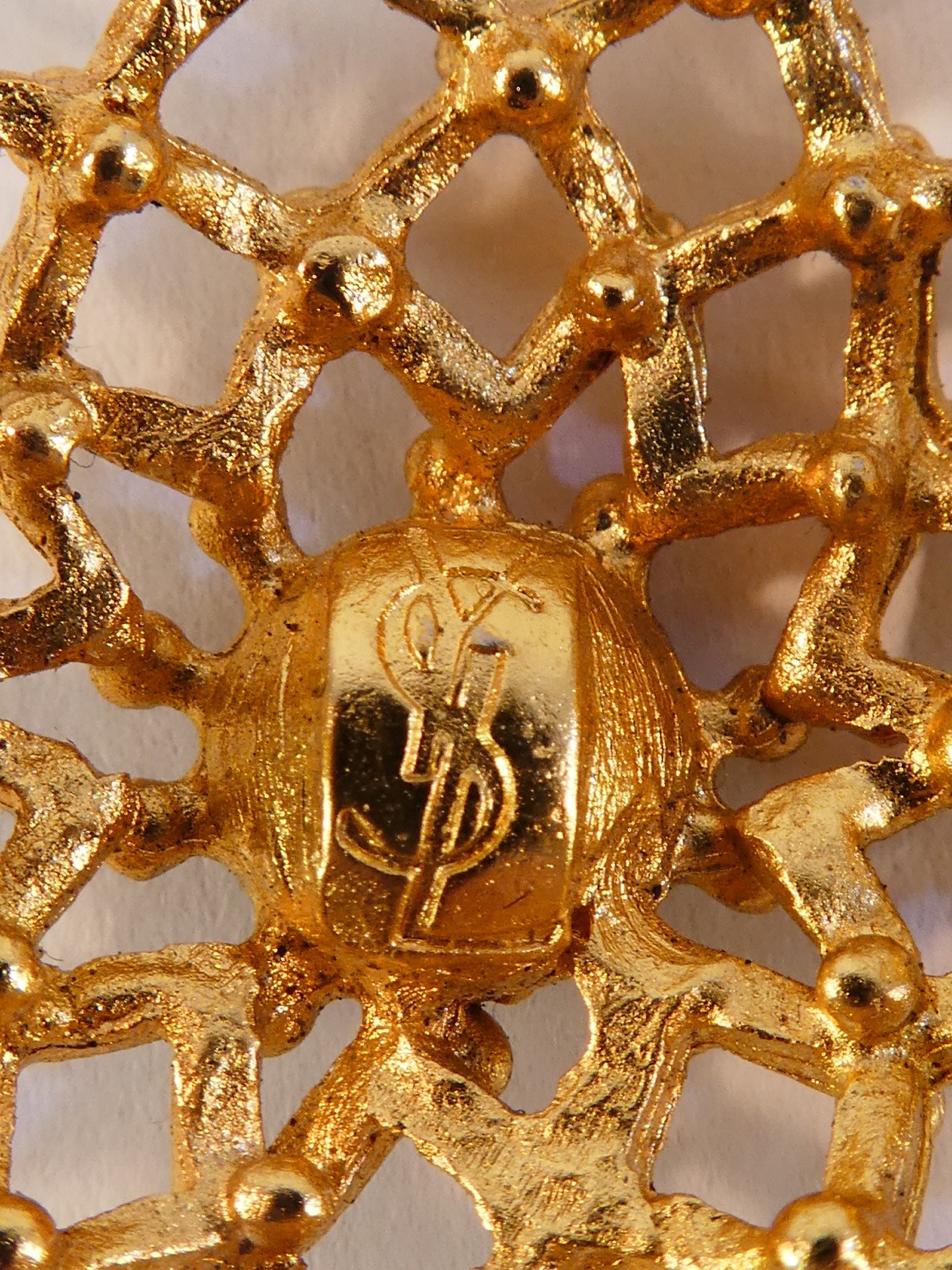 Broche Ancienne Métal Doré – Vintage – Bijou Fantaisie Sans Marque
