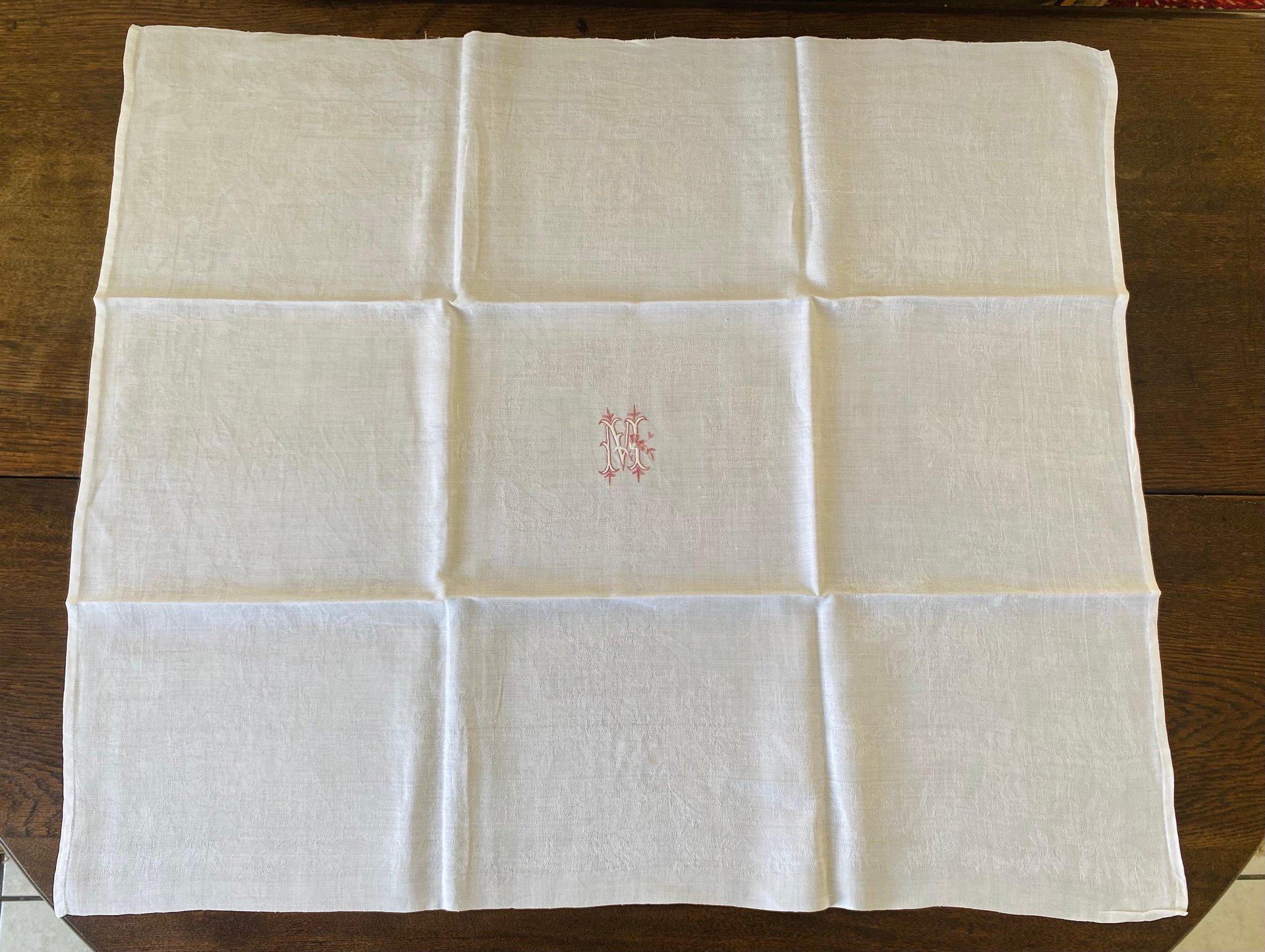 Nappe à thé et 6 serviettes assorties, anciennes, en lin damassé