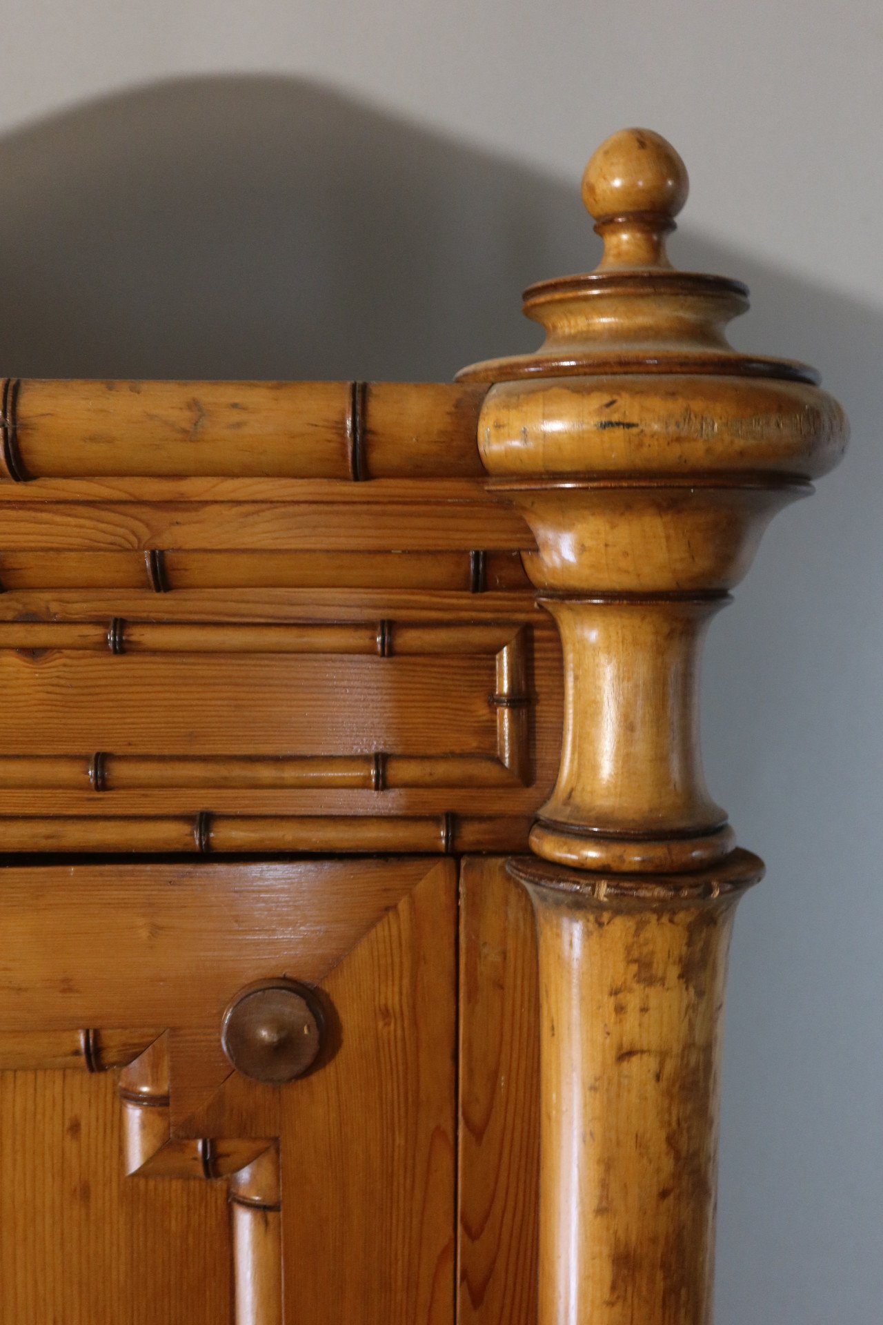BELLE ARMOIRE ANCIENNE DE POUPEE EN PITCHPIN FAÇON BAMBOU - ÉPOQUE 1900