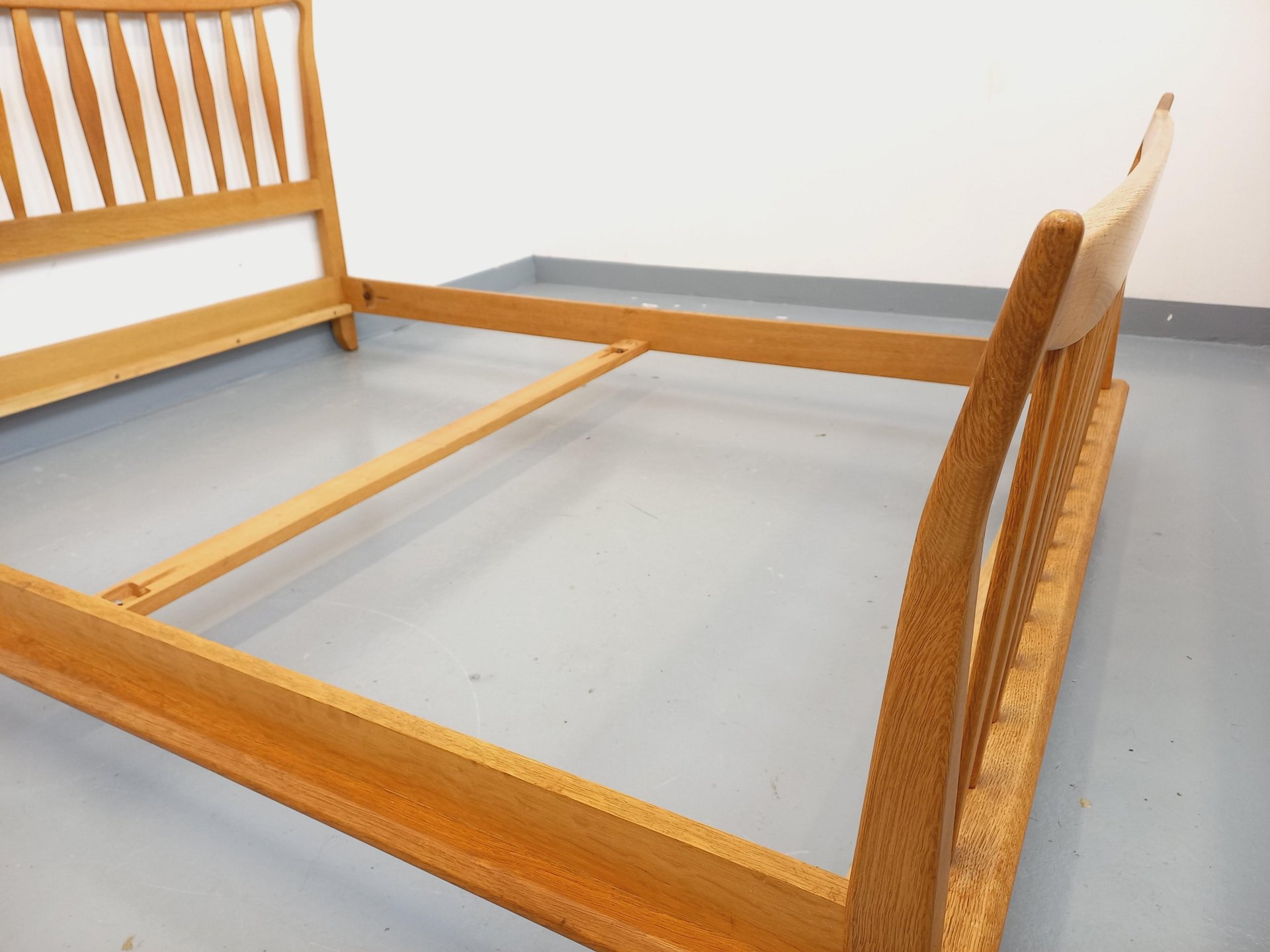 Vintage French double bed by Guillerme et Chamb | Antikeo