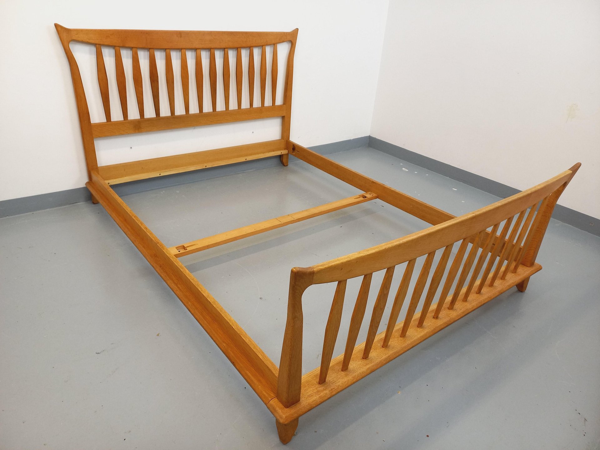 Vintage French double bed by Guillerme et Chamb | Antikeo