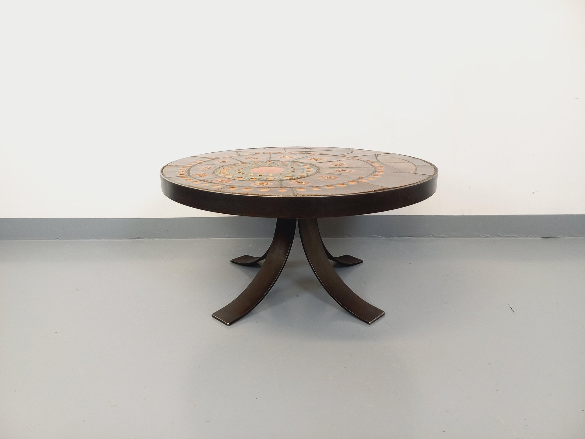 Vintage round coffee table from the 60s/70s by  | Antikeo