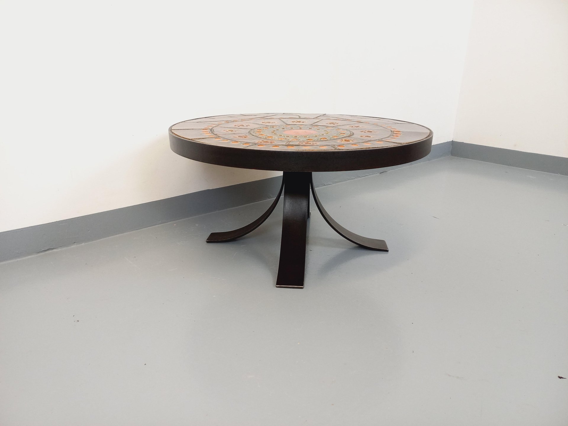 Vintage round coffee table from the 60s/70s by  | Antikeo