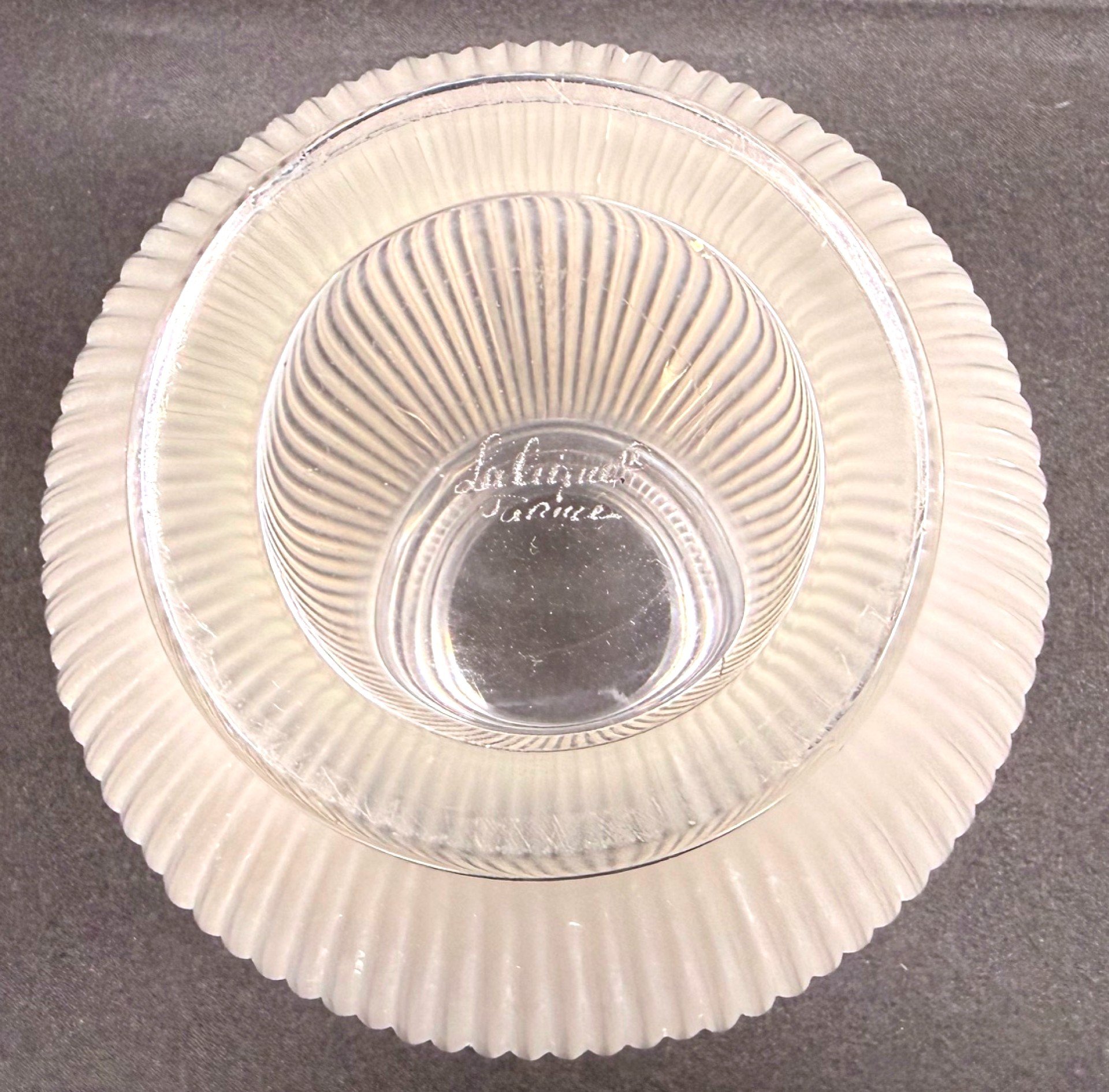 LALIQUE, France. FLACON DE PARFUM "Sirènes" En Cristal Partiellement Depoli A Decor De Femmes Contenant