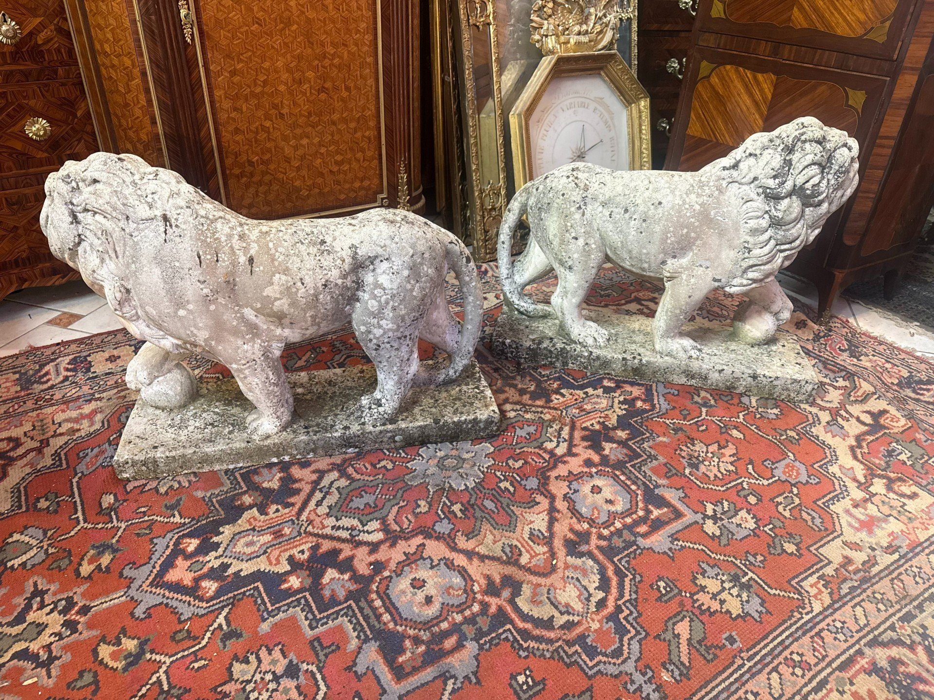PAIRE DE LIONS EN PIERRE RECONSTITUE - Sculptu... | Antikeo