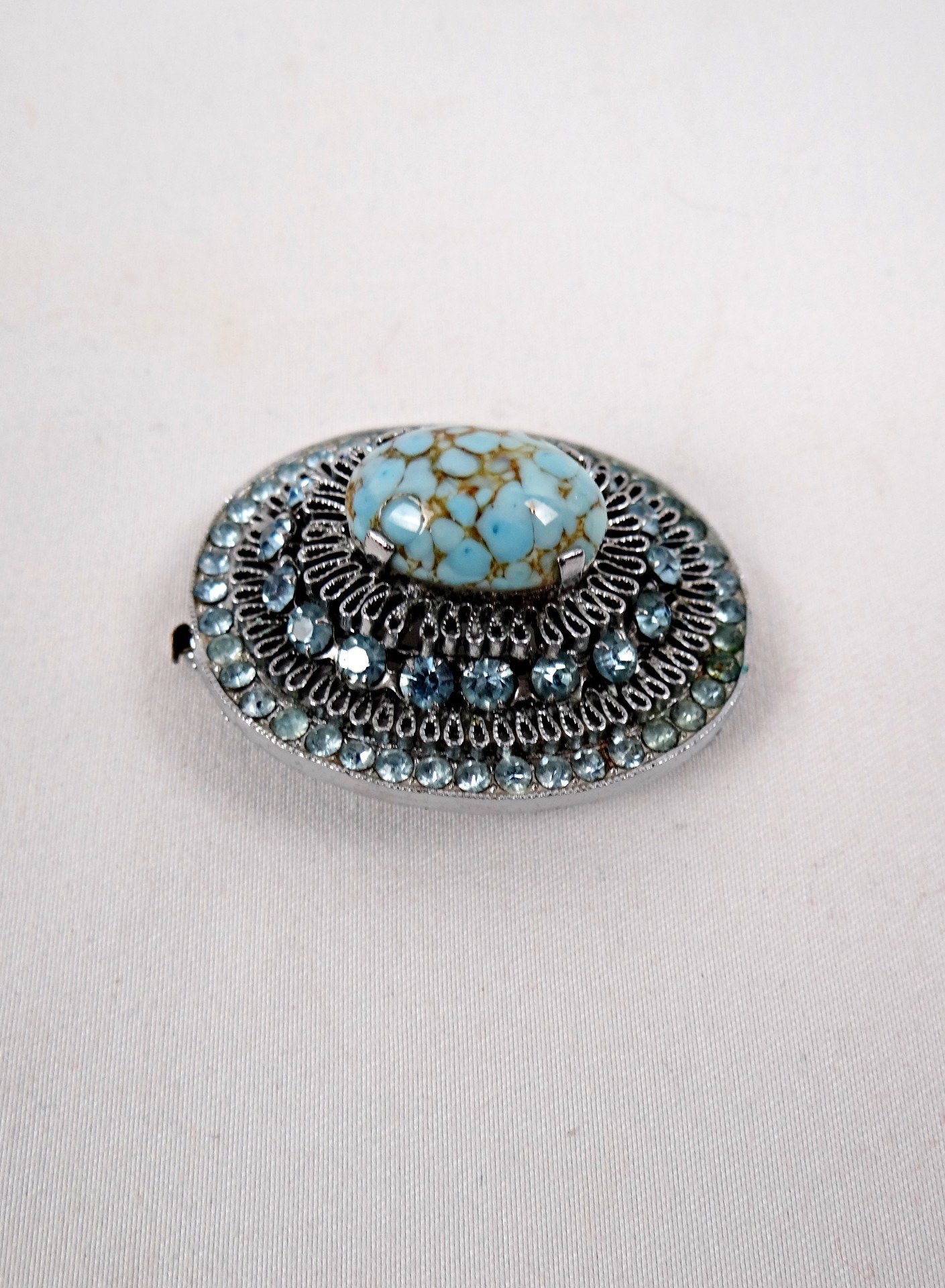 Broche ancienne de style Art deco en métal argenté - Montres & Bijoux