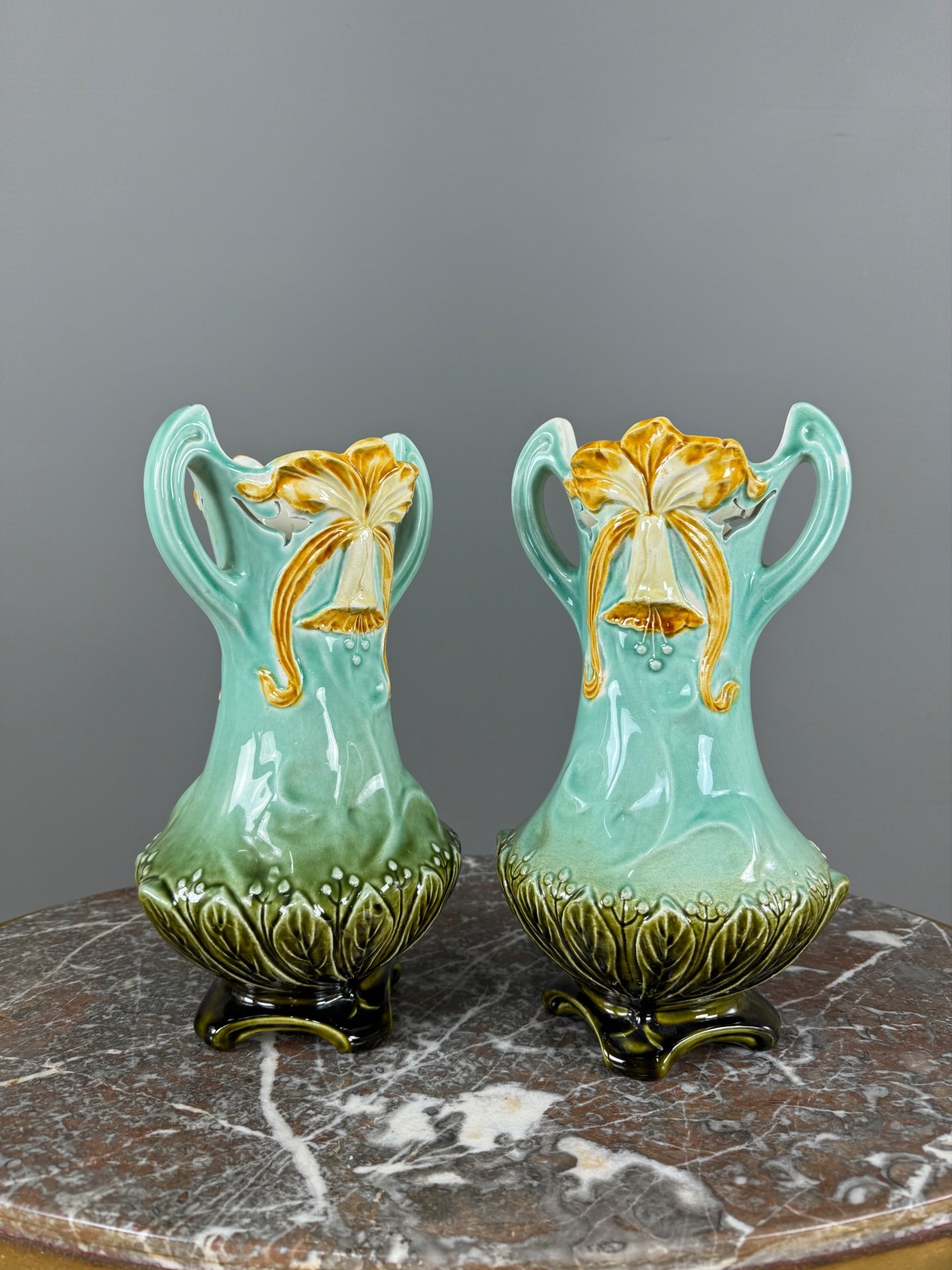 Coppia di vasi in ceramica smaltata Art Nouveau | Antikeo
