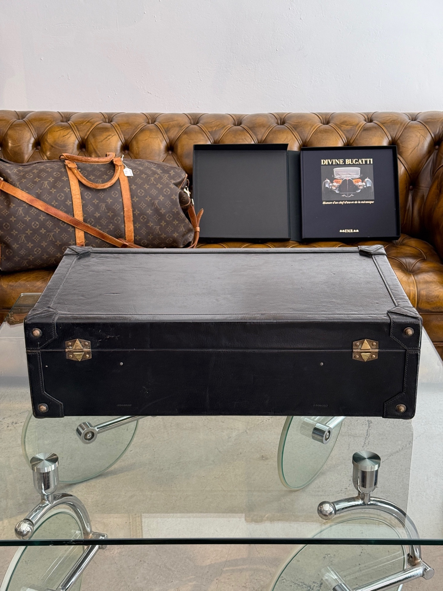 Vintage HERMÈS Paris suitcase in black leather  | Antikeo