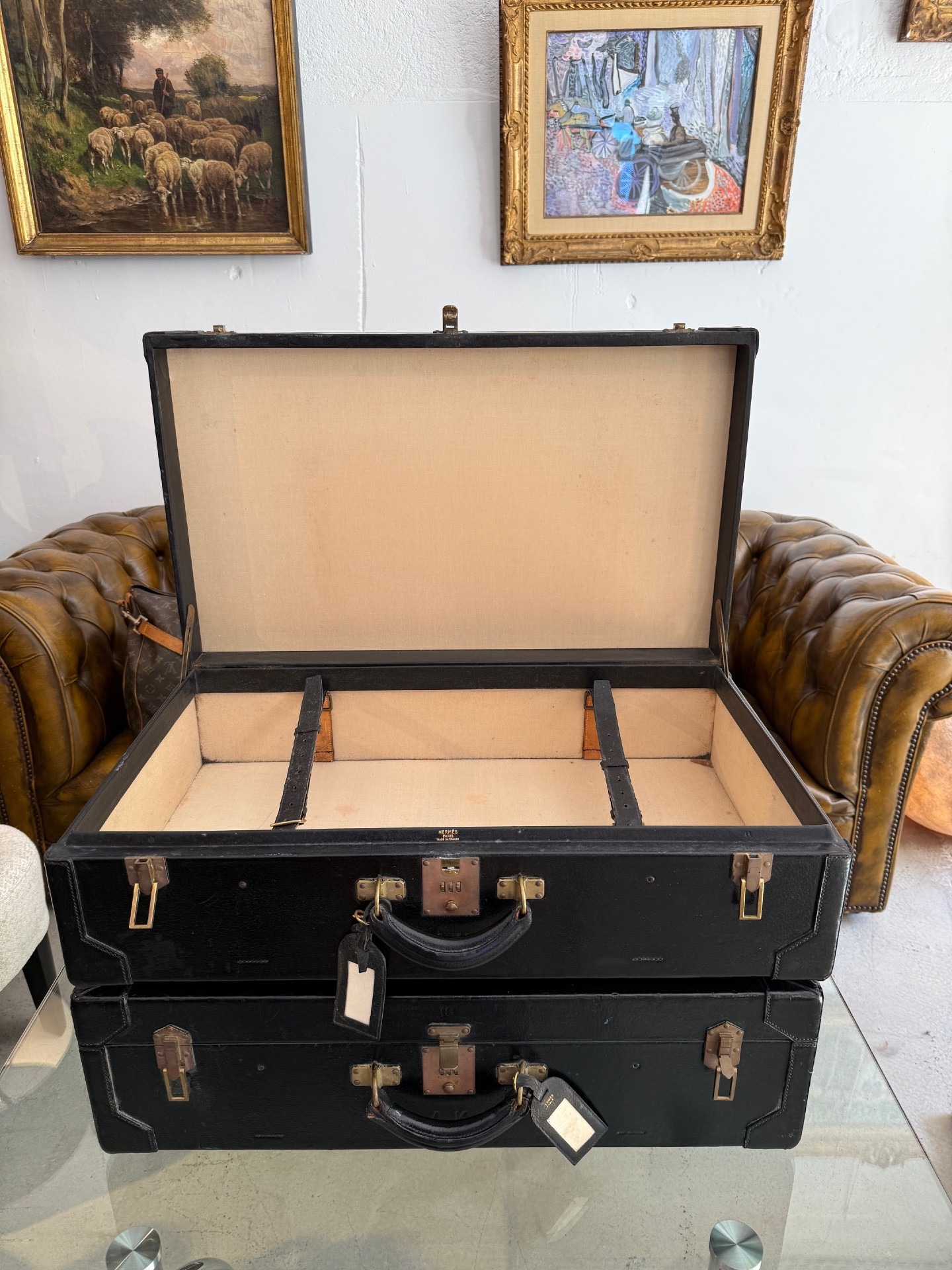 Vintage HERMÈS Paris suitcase in black leather  | Antikeo