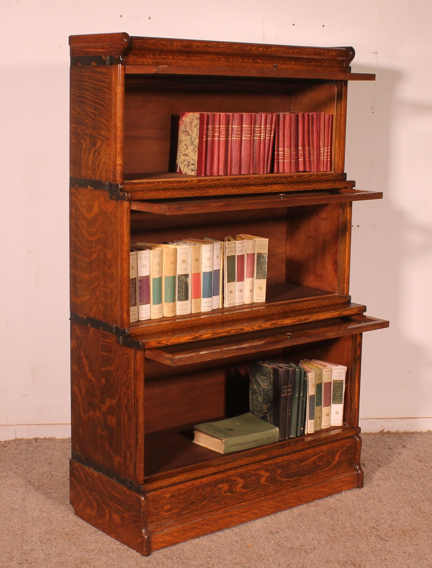 Grande armoire Haberdashery en chêne anglais En vente sur
