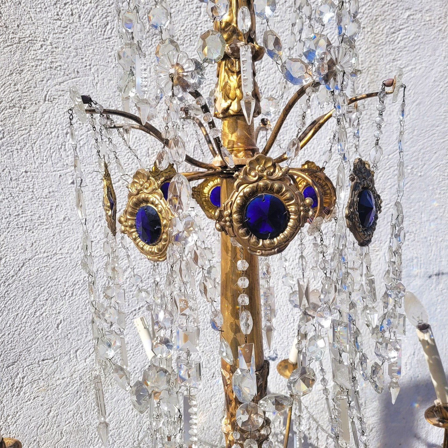 Lustre Italien cage metal doré gouttes bleues vers 1960