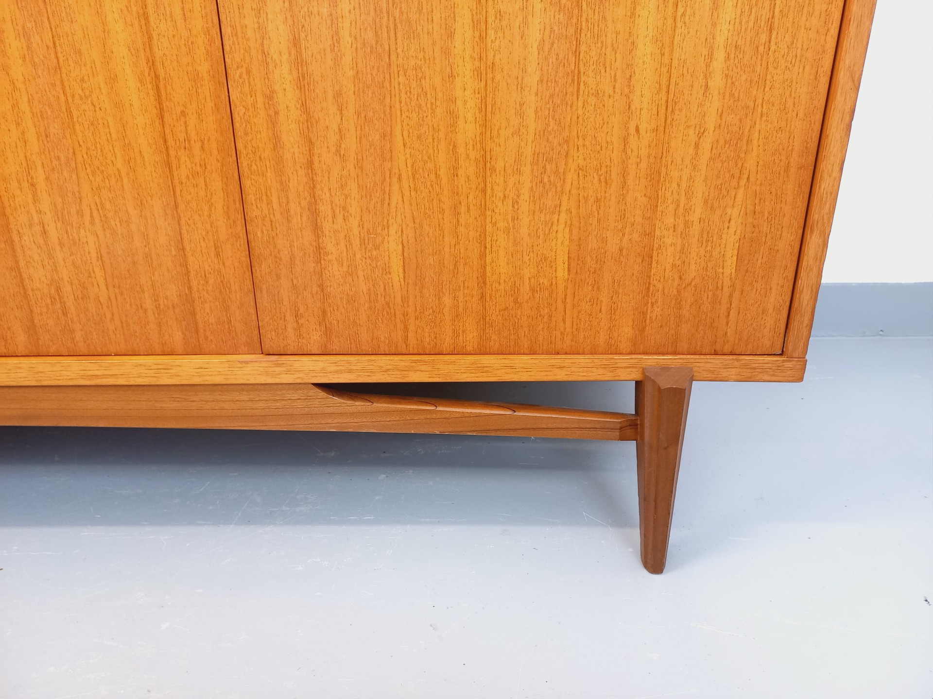 Vintage Scandinavian teak wardrobe from the 196 | Antikeo