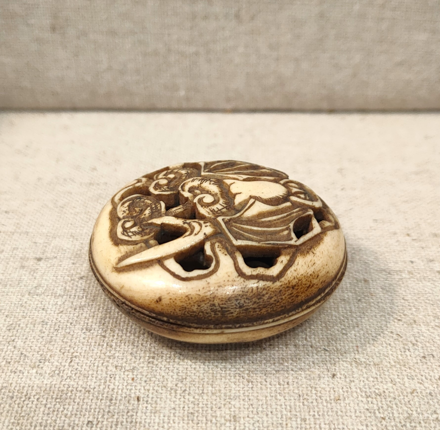 Ryusa Manju type netsuke. Stag horn. Japan Meij | Antikeo